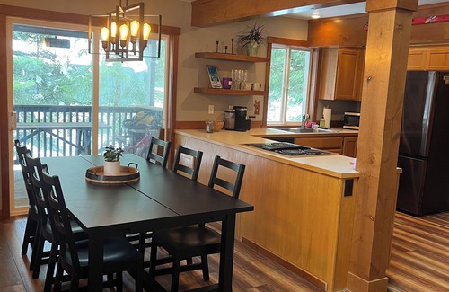 Enumclaw Cabina | Charming Cabin Getaway Near Hiking Trails & Ski Slopes