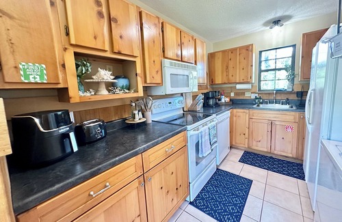 Biloxi Cabina | Charming Cabin in Biloxi by water private rd 4 acre lot! Shop, beaches, casinos!