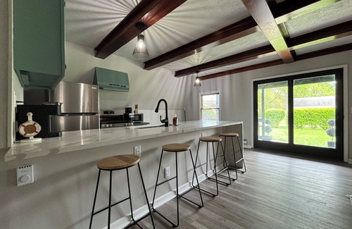 Gypsum Cabina | Charming Cabin in Crystal RocknSleeps 10 w/hot tub and terrace balcony!