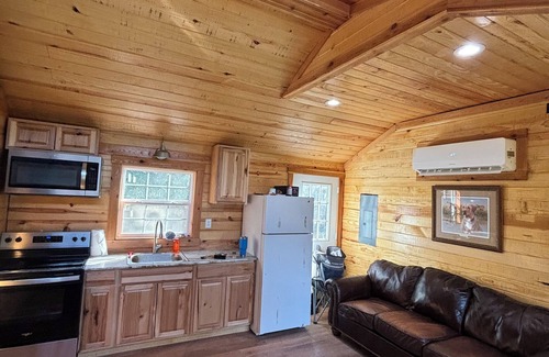 Ferndale Cabina | Charming cabin in St. Charles, AR just 600 yards from the boat ramp