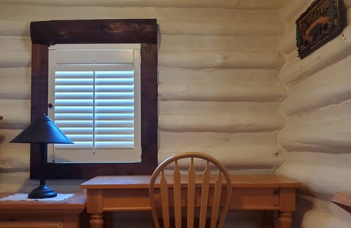 Beverly Hills Cabina | Charming Cabin in the heart of Asheville. Dogs considered!