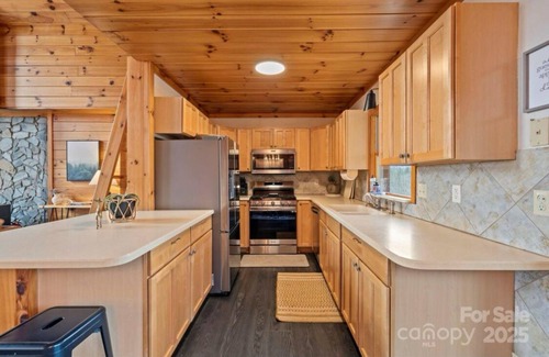 Lake Toxaway Cabina | Charming cabin in beautiful Lake Toxaway land of the waterfalls & trails!
