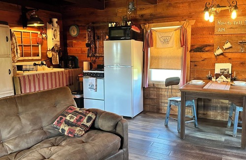 Hardin County Cabina | Charming cabin near Garden of the Gods