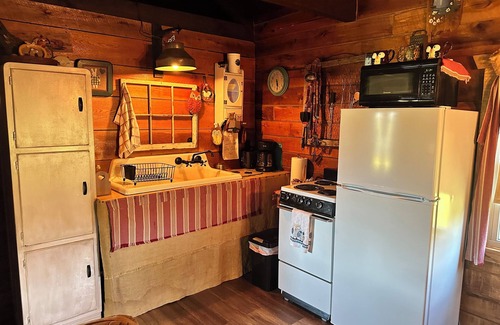 Hardin County Cabina | Charming cabin near Garden of the Gods