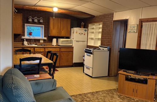 Prudenville Cabina | Charming cabin near Houghton Lake in peaceful Prudenville with AC!