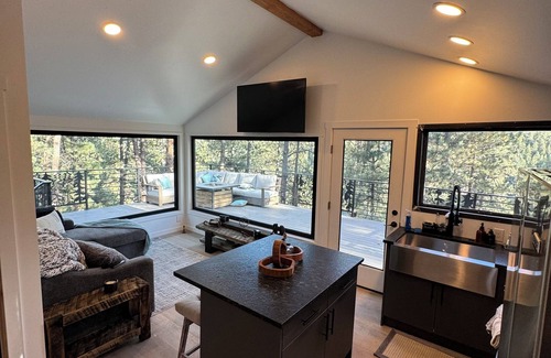 Evergreen Casa | Charming cabin nestled in pine trees and surrounded by beautiful mountains