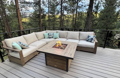 Evergreen Casa | Charming cabin nestled in pine trees and surrounded by beautiful mountains