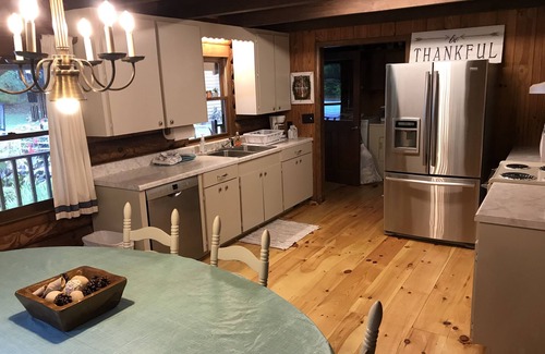 Crawfordville Cabina | Charming Cabin on 50 Wooded Acres with Pond & Pool. Great for families & friends