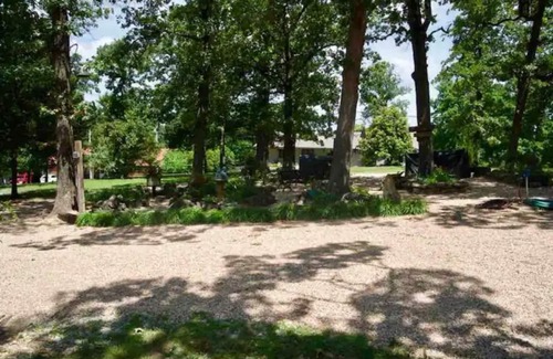 Shell Knob Cabina | Charming cabin!Perfect lake getaway for your family or fishing trip.