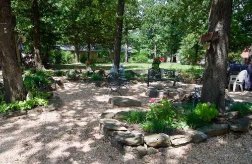 Shell Knob Cabina | Charming cabin!Perfect lake getaway for your family or fishing trip.
