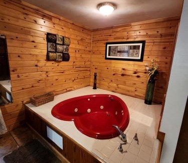 Eureka Springs Casa | Charming Cabin Rental Perfect for Couples in Carroll County, Arkansas