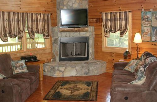 Clyde Casa | Charming Cabin Rental with a Hot Tub and Fireplace in the Smoky Mountains