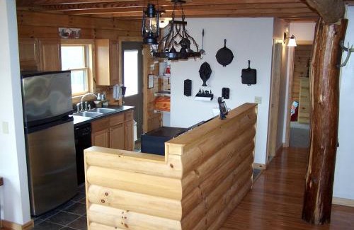 Clyde Casa | Charming Cabin Rental with a Hot Tub and Fireplace in the Smoky Mountains
