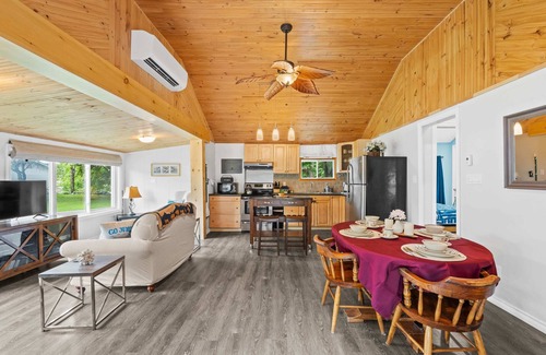 Rideau Lakes Casa | Charming Cabin w Firepit—Near Rideau Lakes