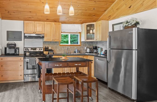 Rideau Lakes Casa | Charming Cabin w Firepit—Near Rideau Lakes