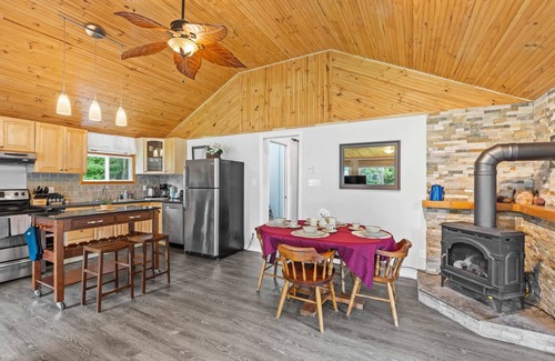 Rideau Lakes Casa | Charming Cabin w Firepit—Near Rideau Lakes