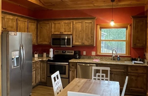 Tellico Plains Cabina | Charming cabin with an Amazing view! - pet and motorcycle friendly! 2 Bedroom Cabin by RedAwning