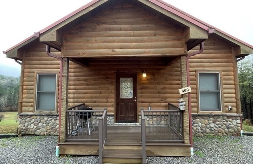 Tellico Plains Cabina | Charming cabin with an Amazing view! - pet and motorcycle friendly! 2 Bedroom Cabin by RedAwning