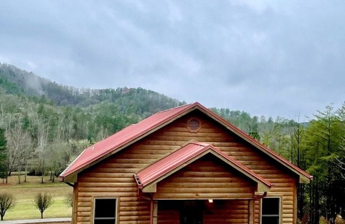 Tellico Plains Cabina | Charming cabin with an Amazing view! - pet and motorcycle friendly! 2 Bedroom Cabin by RedAwning