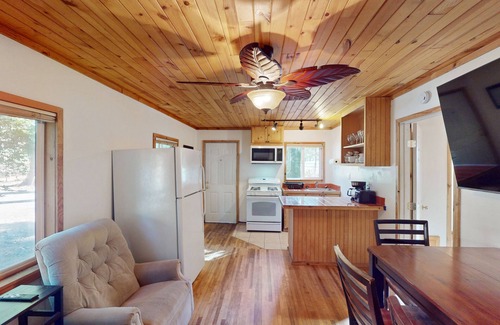 Middletown Cabina | Charming Cabin with 2 bedrooms. King bed and Queen Bed, 65" TV, Recliners, Deck