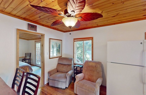 Middletown Cabina | Charming Cabin with 2 bedrooms. King bed and Queen Bed, 65" TV, Recliners, Deck