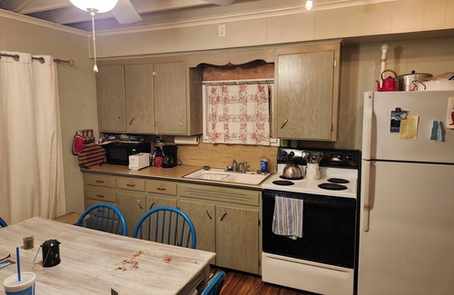 Delton Cabina | Charming cabin with AC in Delton - perfect for a getaway