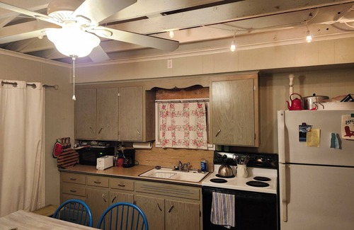 Delton Cabina | Charming cabin with AC in Delton - perfect for a getaway