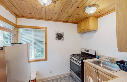 Lake County Apartamento | Charming cabin with King Bed, WIFI situated along the natural spring.