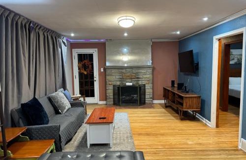 Niagara Falls Casa | Charming Cape Cod Bungalow at Niagara Falls, NY!