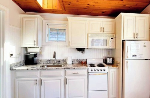 West Yarmouth Cabaña | Charming Cape Cod Waterfront Cottage Perfect for 2! 1 minute walk to the beach!