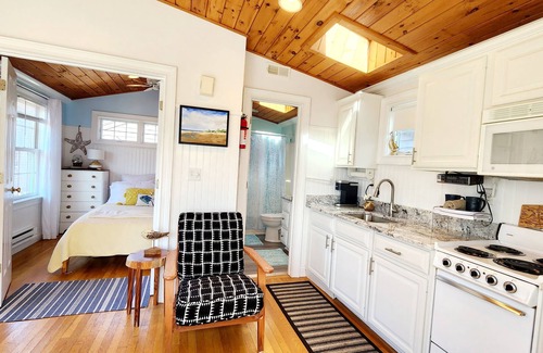 West Yarmouth Cabaña | Charming Cape Cod Waterfront Cottage Perfect for 2! 1 minute walk to the beach!