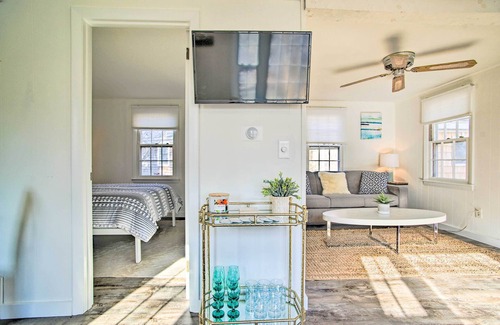 South Dennis Cabaña | Charming Cape Cottage w/ Patio: 4 Mi to Beach!