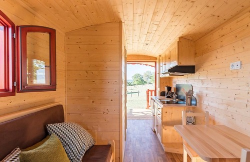 Vy-le-Ferroux Cabaña | Encantadora Caravana con Vistas al Valle del Saona