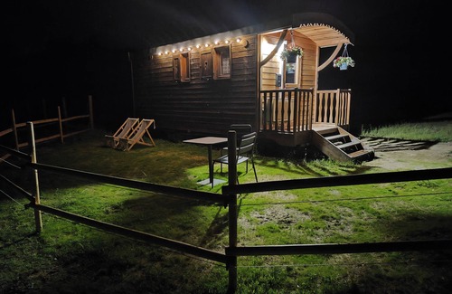 Hermitage-Tournonais-Herbasse-Pays de Saint-Felicien Cabina | Charming caravan in the Ardéchoise hills