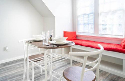 Lincoln Terrace Apartamento | Charming Carriage Cottage from 1920s