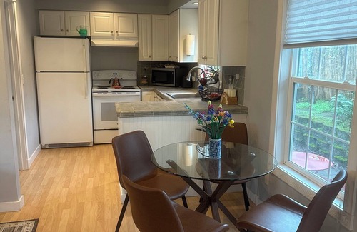 Skidmore Academy Historic District Cabaña | Charming carriage house in Ashland near downtown