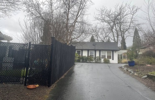 Skidmore Academy Historic District Cabaña | Charming carriage house in Ashland near downtown