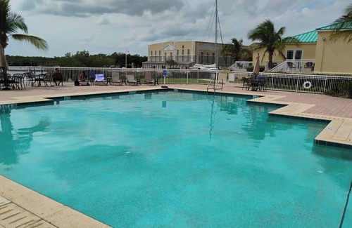Key West Alquiler De Eote | Charming catamaran sailboat with AC, pool in stock island yacht club, Key West.
