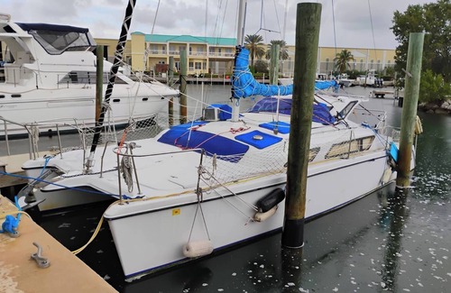 Key West Alquiler De Eote | Charming catamaran sailboat with AC, pool in stock island yacht club, Key West.