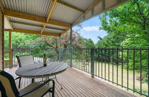 Merrijig Casa | Charming cedar cottage for families-One and a half acres at the base for Buller