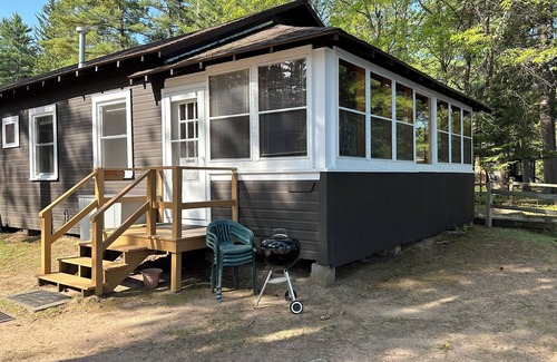 St Germain Cabina | Charming Cedar Lakeside Cottage at Elbert's Resort