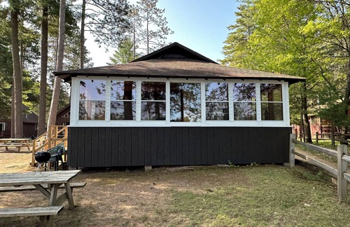 St Germain Cabina | Charming Cedar Lakeside Cottage at Elbert's Resort