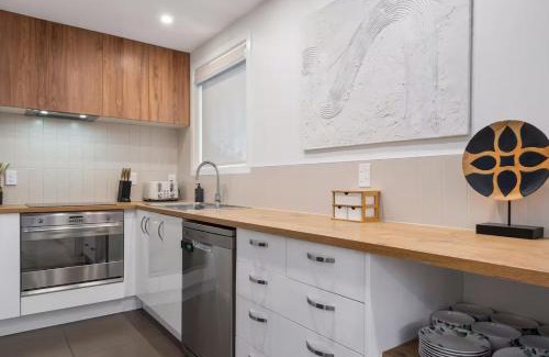 Linwood Casa | Charming Central Stay - Cosy Comfort and Free Parking