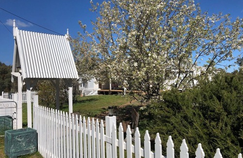 Hovells Creek Casa | Charming Century Old Country Cottage with a touch of French elegance.