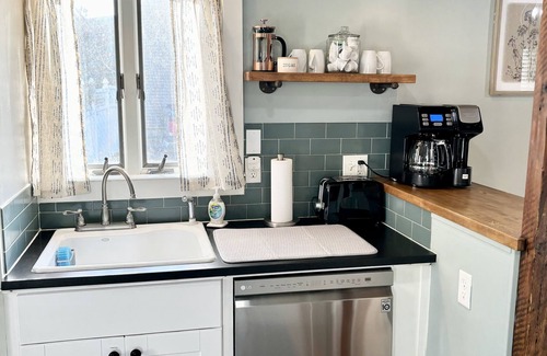 Woodstown Cabaña | Charming century-old tiny home in historic town with gym membership included!