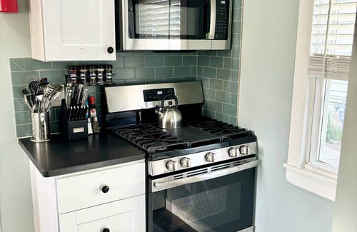 Woodstown Cabaña | Charming century-old tiny home in historic town with gym membership included!