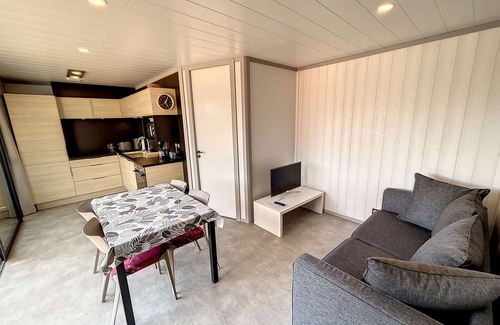 Jullouville Chalet De Esquí | Chalet en Jullouville: Piscina Caliente, Terraza Privada, Cerca de Playa y Comercios