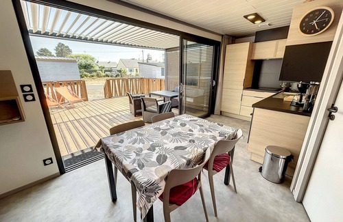 Jullouville Chalet De Esquí | Chalet en Jullouville: Piscina Caliente, Terraza Privada, Cerca de Playa y Comercios