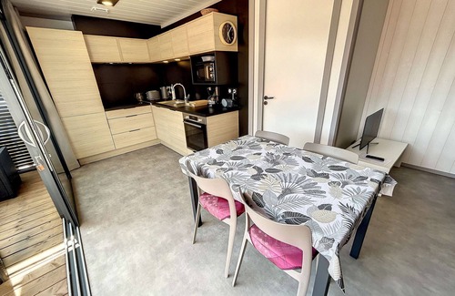 Jullouville Chalet De Esquí | Chalet en Jullouville: Piscina Caliente, Terraza Privada, Cerca de Playa y Comercios