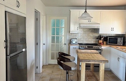 Austin Chalet De Esquí | Charming Chalet in Mansonville, QC – Lake View & Pet-Friendly | 31+ Day Rental